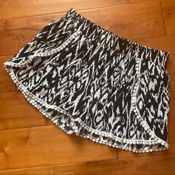 Just Love Shorts - Picture 2 of 6